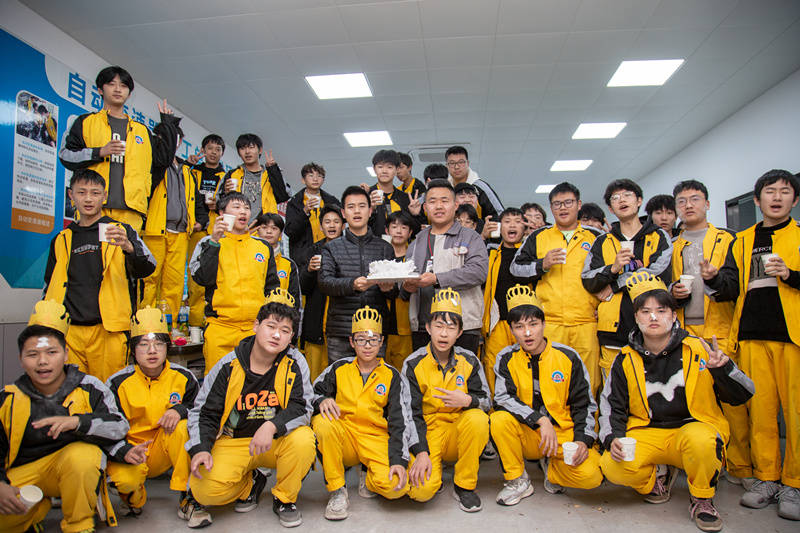 <b>別樣生日會,濃濃師生情——杭州萬通舉辦學生</b>