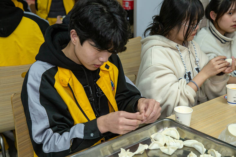 <b>冬日包餃子,情誼暖融融</b>